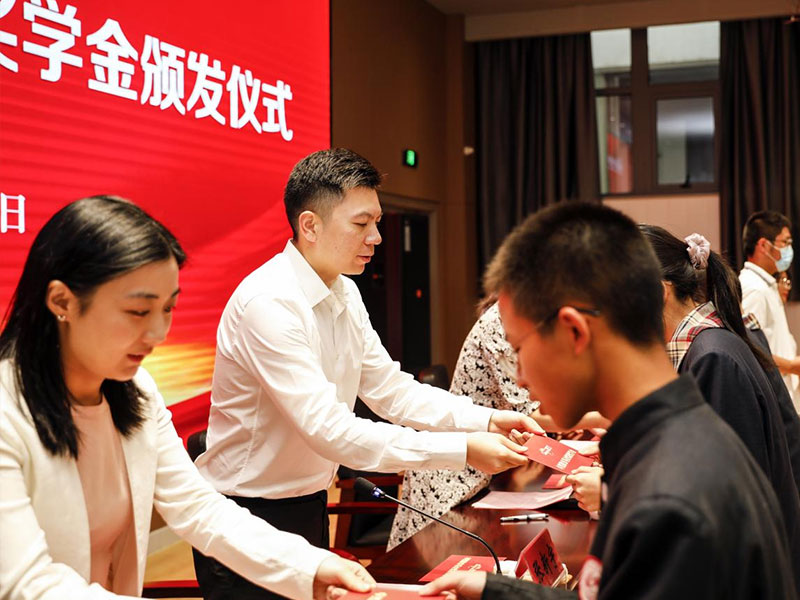 亚美AM8AG股份上市一周年丨阔步前进 筑梦新程